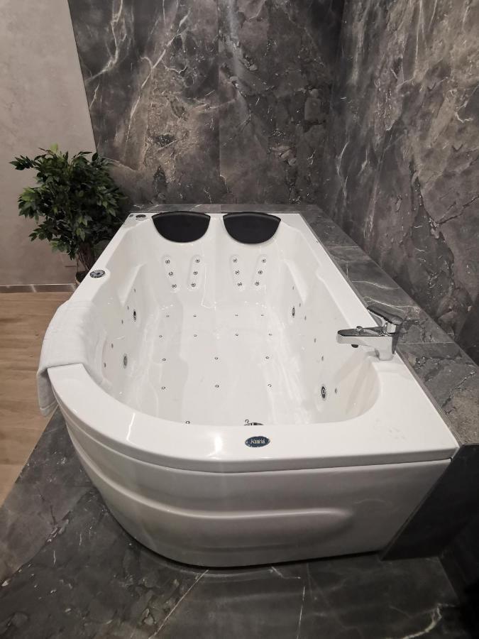 Jacuzzi Apartment Main Square Cracovie Extérieur photo